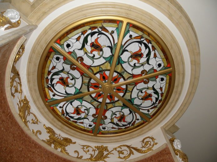 круглая витражная конструкция