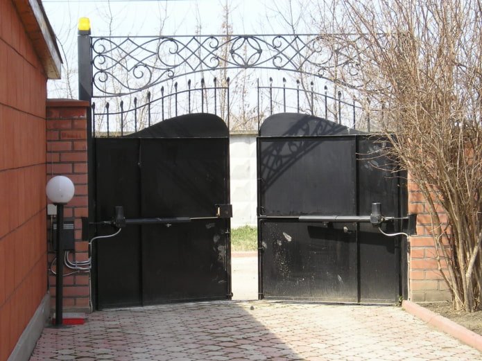 распашные ворота с ковкой