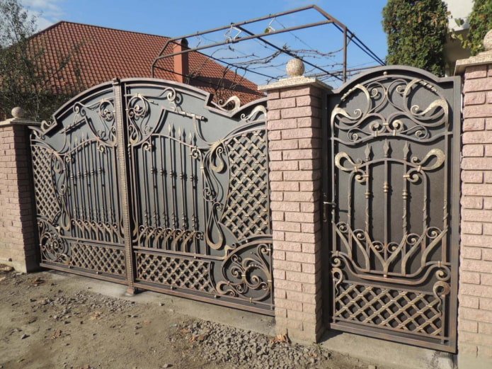 глухие кованые ворота
